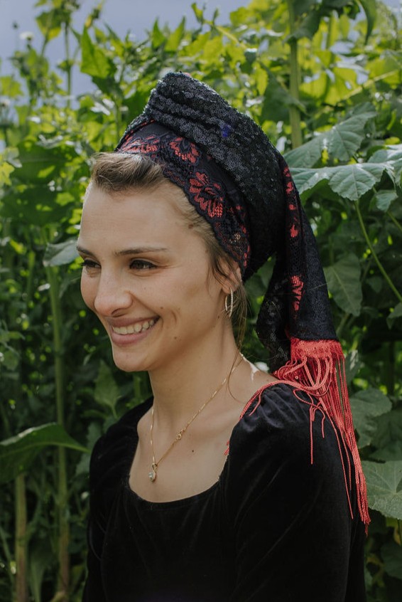 מטפחת צעיף מלכה אדום תחרה פייטים מטפחת צעיף מלכה אדום תחרה פייטים