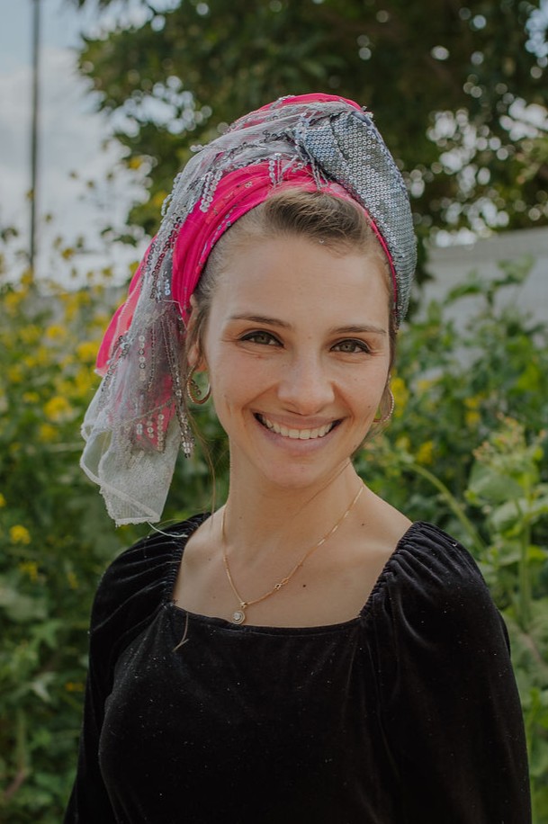 מטפחת צעיף פוקסיה רקום פרחים מטפחת צעיף פוקסיה רקום פרחים